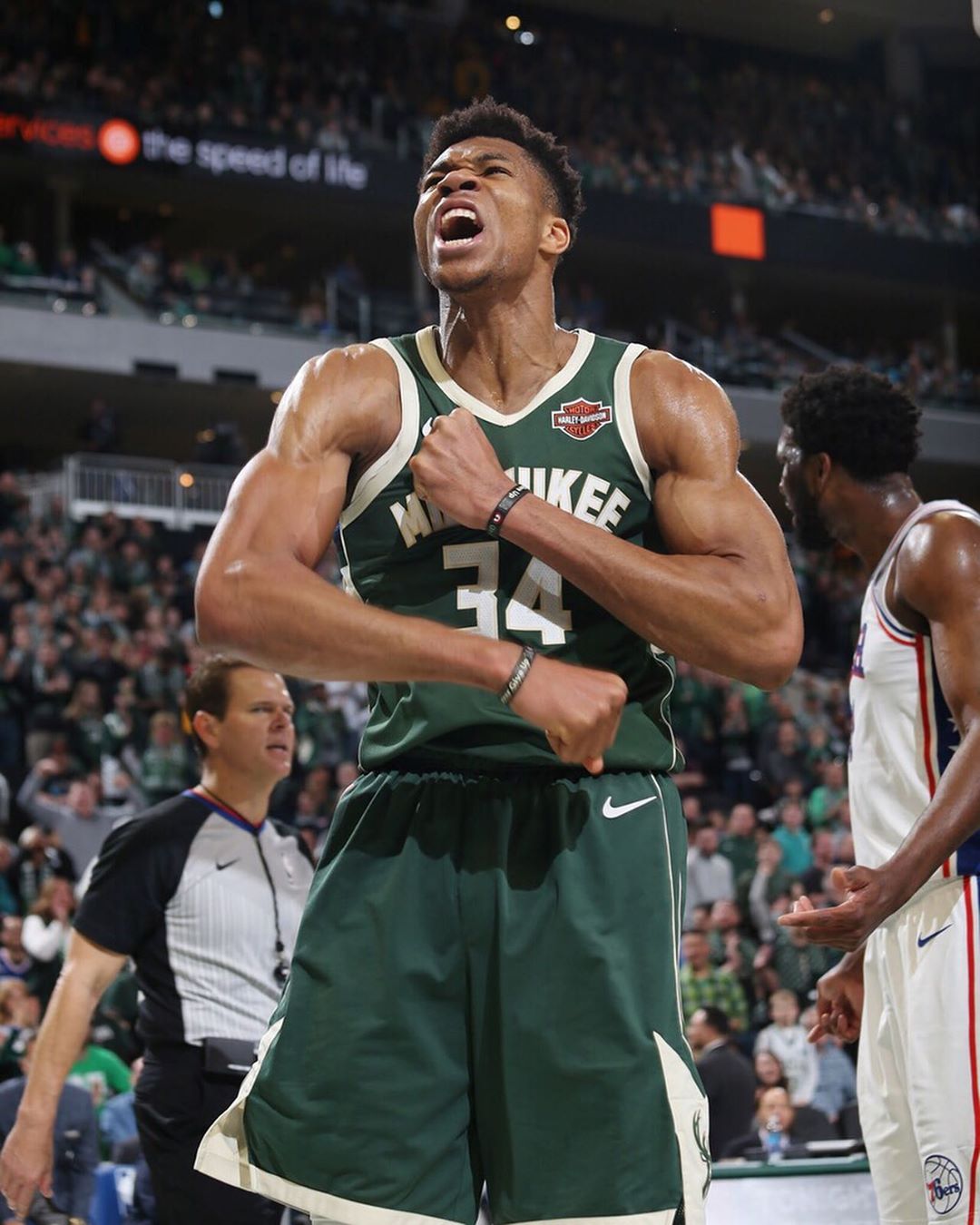 生涯第25次50+！哈登成NBA历史第四老的55+先生（哈登生涯第25次轰50+，成NBA史上第四年长的55+得分者）