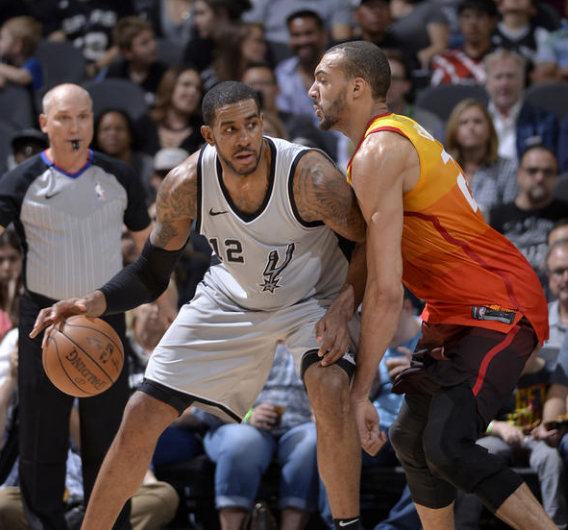 8万人前，21岁克星羞辱皇马：将球带进球门！ 阿隆索已难逃下课？（8万观众见证，21岁新星盘带破门成皇马克星！阿隆索帅位告急？）