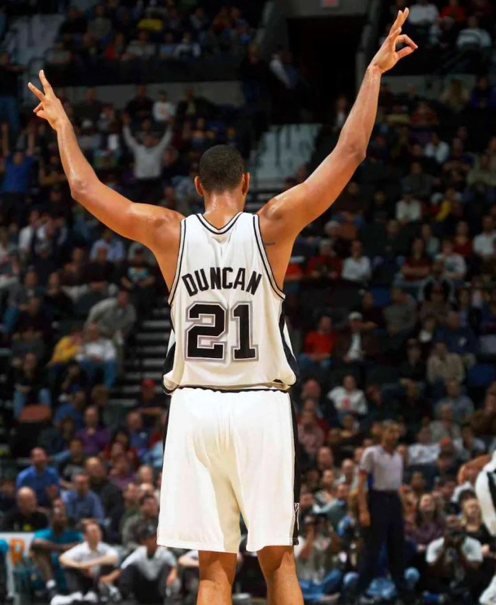 布莱顿球员三笘薰与日本战犯合影引发争议，俱乐部致歉未提菲律宾球迷，引发不满。（三笘薰被曝与遭指战犯者合影惹议，布莱顿致歉却未提菲律宾球迷引不满）