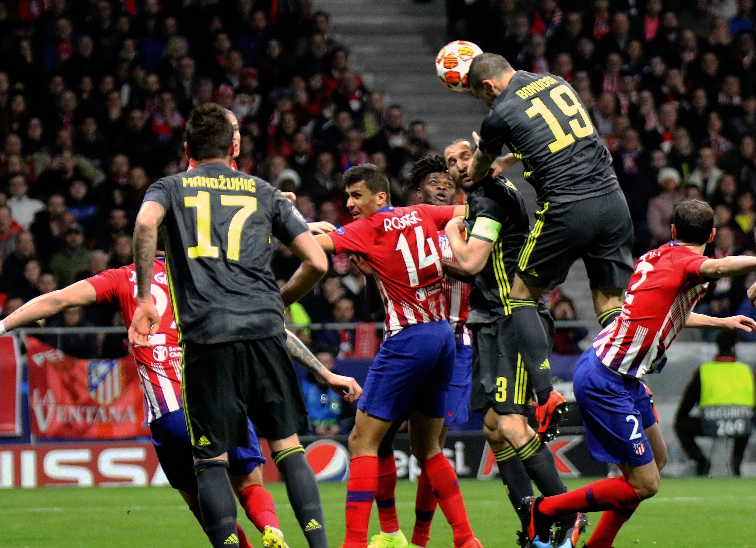 卡梅隆出席海南电影节大师班，以纳威族仪式开场